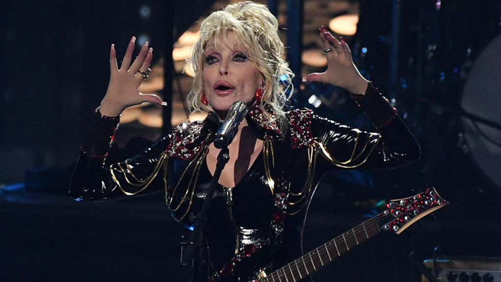 Dolly Parton presenta su versión de Queen 'We Are the Champions' para