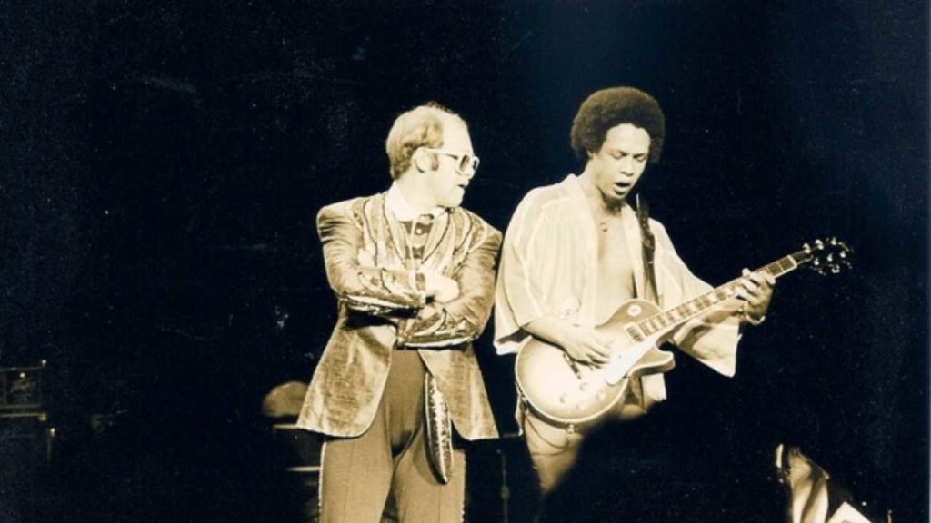 El guitarrista de Elton John cuenta cómo un colapso nervioso del legendario Jimmy Page le abrió las puertas de la industria musical