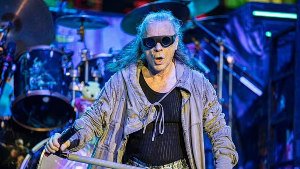 Iron Maiden honra la memoria de su primer vocalista con un conmovedor tributo en medio de su gira