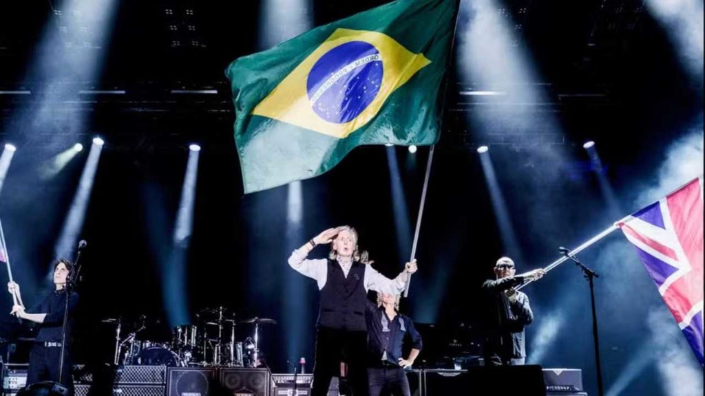 Paul McCartney recibe una camiseta firmada por el Rey del Fútbol en un gesto que trasciende el tiempo