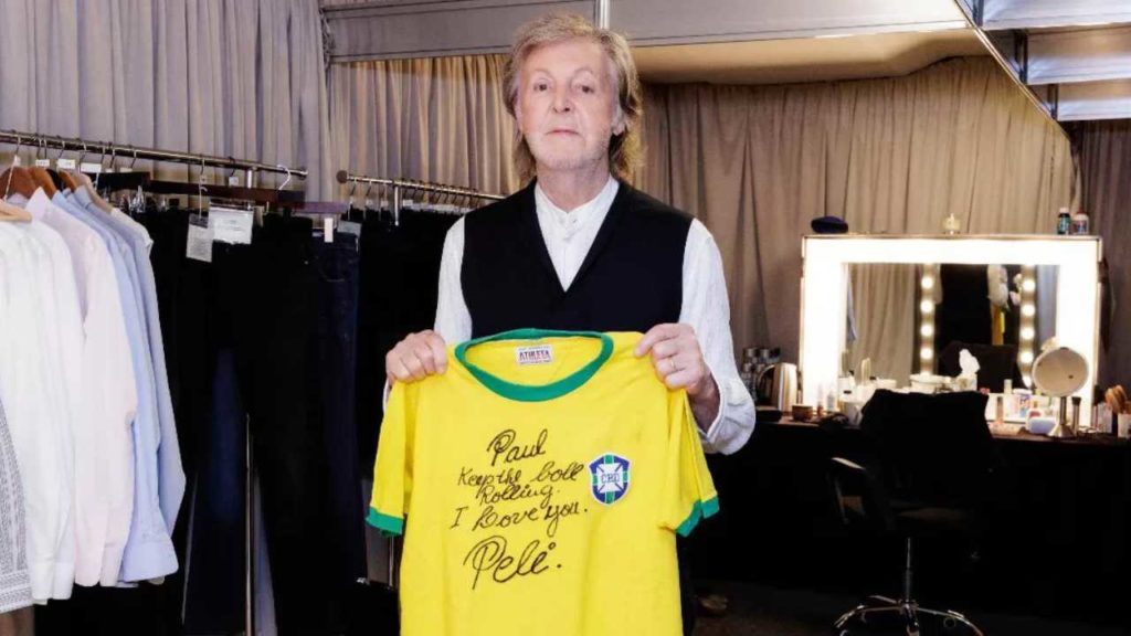 Paul McCartney recibe una camiseta firmada por el Rey del Fútbol en un gesto que trasciende el tiempo
