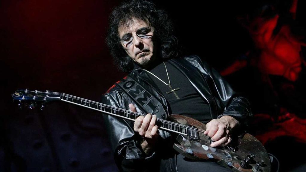 El legendario guitarrista de Black Sabbath, Tony Iommi, lamenta la pérdida de su icónica guitarra "Monkey", que ahora pertenece al Hard Rock Cafe.