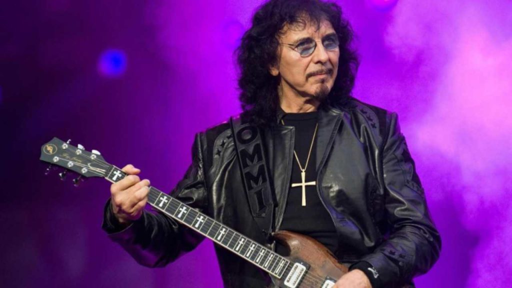 El legendario guitarrista de Black Sabbath, Tony Iommi, lamenta la pérdida de su icónica guitarra "Monkey", que ahora pertenece al Hard Rock Cafe.