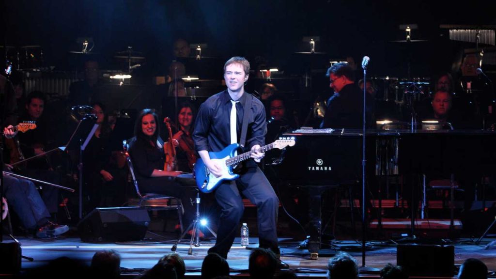 El cantante y pianista Michael Cavanaugh deslumbra con su talento y apoya a la comunidad en su reciente actuación en Williamsport.