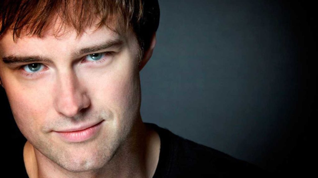 El cantante y pianista Michael Cavanaugh deslumbra con su talento y apoya a la comunidad en su reciente actuación en Williamsport.