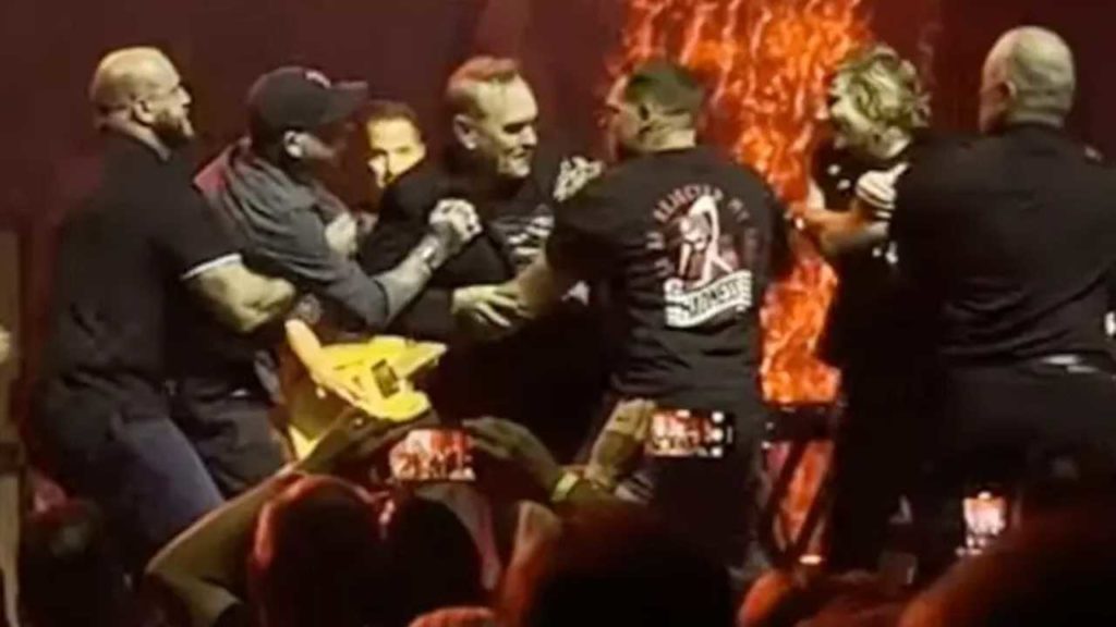 Morrissey se vio obligado a abandonar el escenario durante un concierto en Dallas debido a la imprudencia de algunos fans.