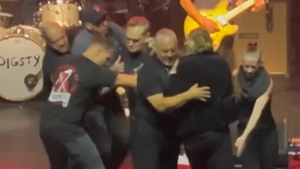 Morrissey se vio obligado a abandonar el escenario durante un concierto en Dallas debido a la imprudencia de algunos fans.