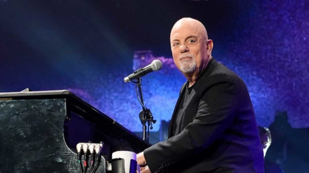 Billy Joel revela su inseguridad vocal y cómo influyó en su carrera musical.
