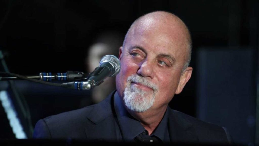 Billy Joel revela su inseguridad vocal y cómo influyó en su carrera musical.