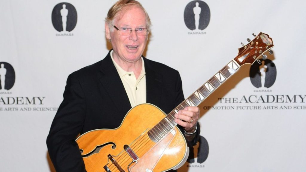 Vic Flick, el guitarrista detrás del inconfundible sonido de James Bond, ha fallecido a los 87 años.