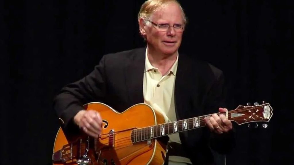 Vic Flick, el guitarrista detrás del inconfundible sonido de James Bond, ha fallecido a los 87 años.