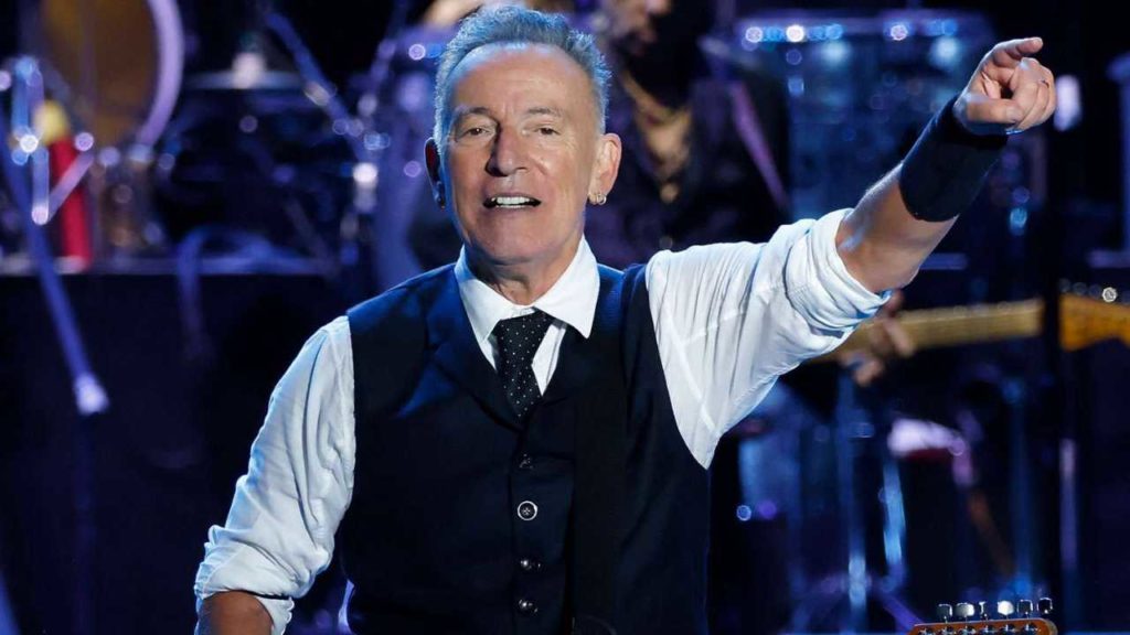 Bruce Springsteen demuestra una vez más su versatilidad musical y nos regala una noche inolvidable.