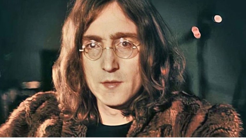 El himno pacifista de John Lennon es cuestionado por un músico que lo acusa de hipocresía.