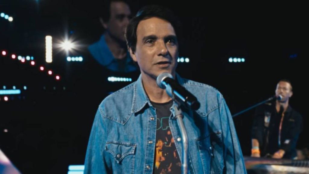 El actor de Karate Kid se une a Coldplay en un emotivo videoclip que nos transporta a los 80s 