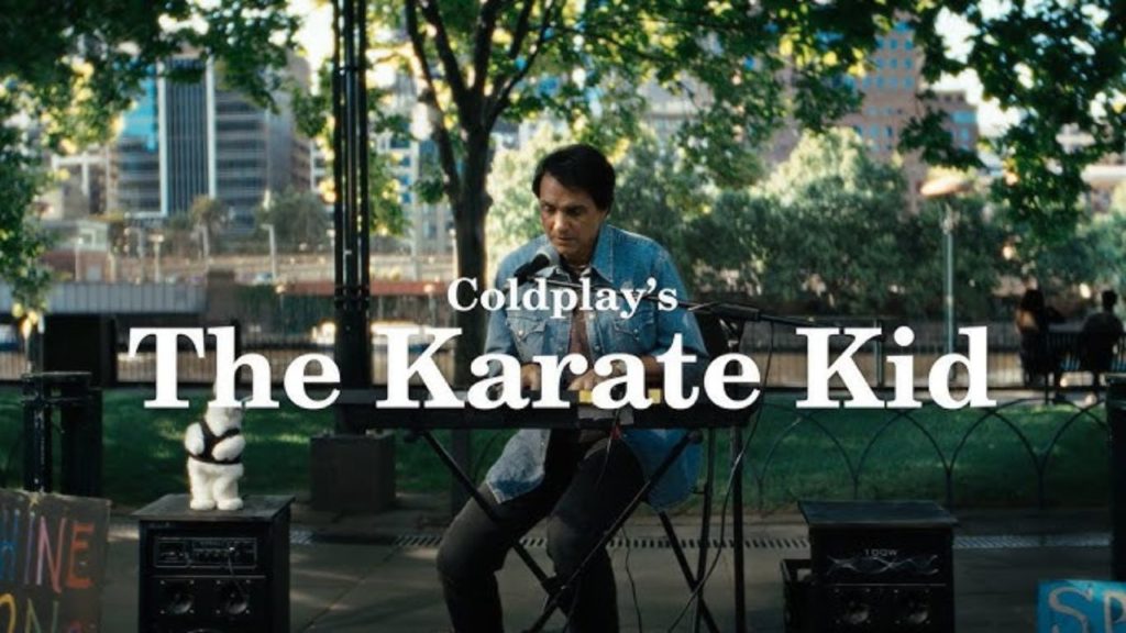 El actor de Karate Kid se une a Coldplay en un emotivo videoclip que nos transporta a los 80s 