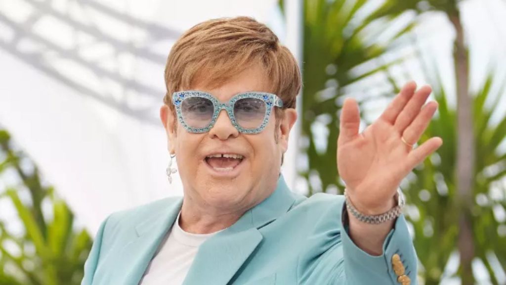 Elton John comparte su lucha contra una infección ocular que ha afectado su vida diaria.
