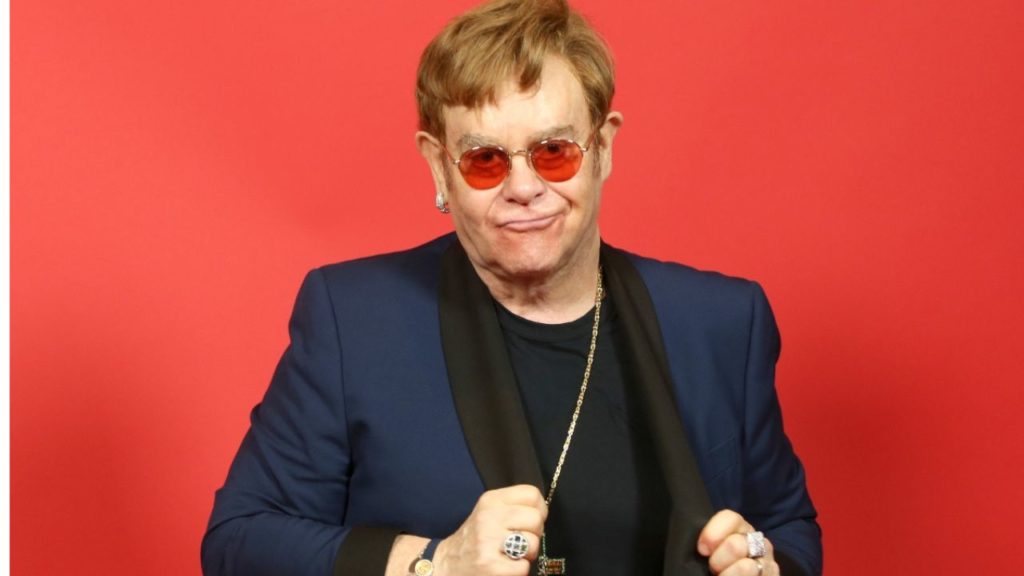 Elton John comparte su lucha contra una infección ocular que ha afectado su vida diaria.