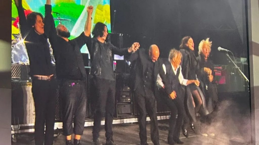 Paul McCartney nos regaló un momento inolvidable junto a grandes leyendas de la música en un cierre de festival para el recuerdo.