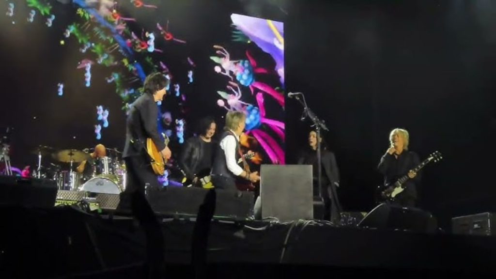 Paul McCartney nos regaló un momento inolvidable junto a grandes leyendas de la música en un cierre de festival para el recuerdo.
