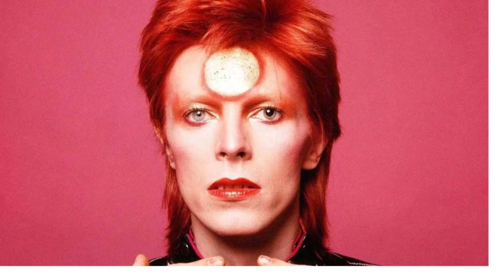 El legendario dúo británico rinde homenaje a David Bowie con una vibrante versión de su icónica canción