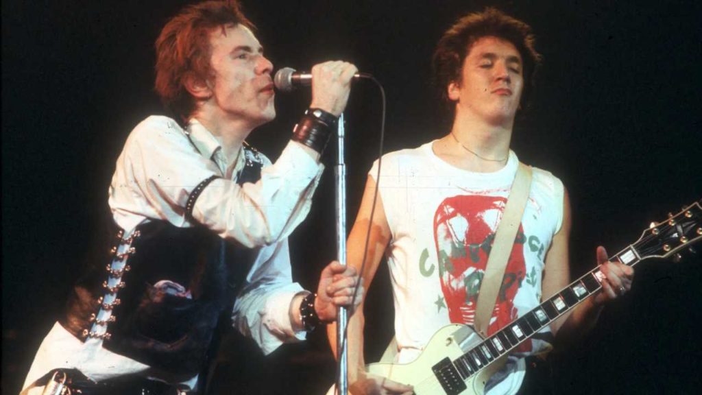 El guitarrista de los Sex Pistols revela que no ha hablado con su antiguo compañero de banda en más de una década y asegura que la banda continuará sin él.