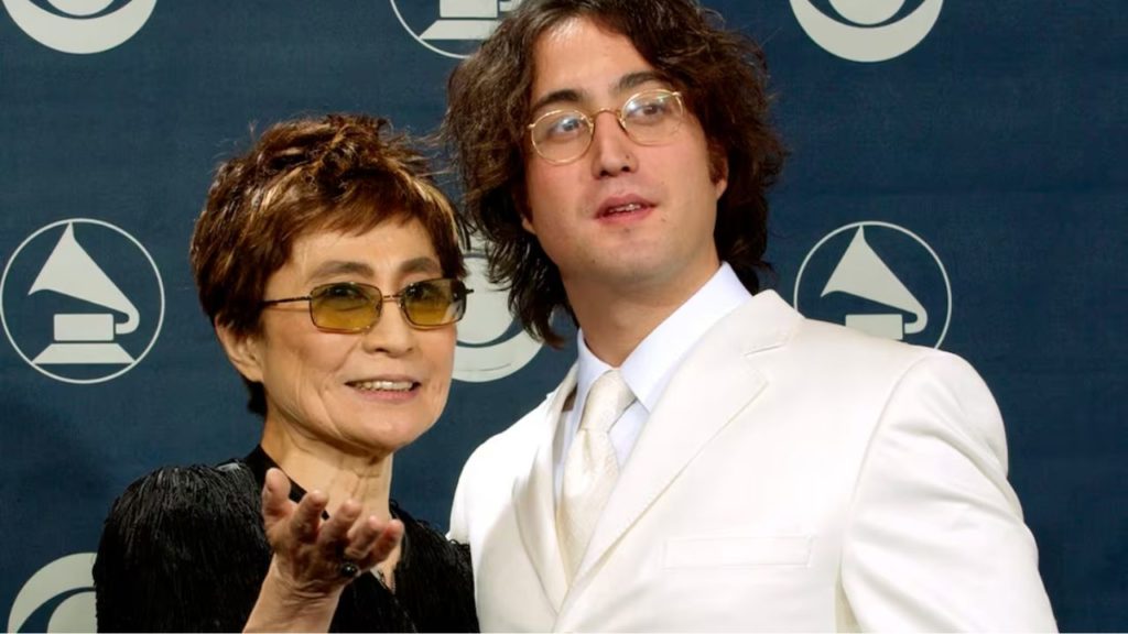 Sean Lennon reflexiona sobre su legado musical y cómo ha influido en su vida y carrera.