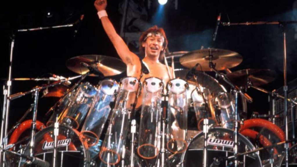 Alex Van Halen revela una anécdota peligrosa y divertida sobre un incidente en el escenario que demuestra el lado más extremo del rock and roll.