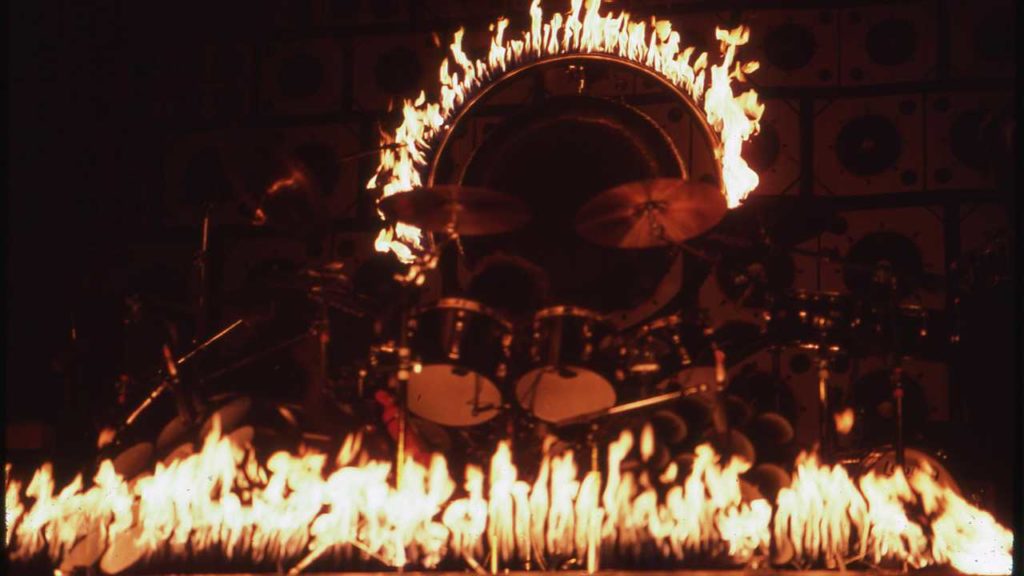 Alex Van Halen revela una anécdota peligrosa y divertida sobre un incidente en el escenario que demuestra el lado más extremo del rock and roll.