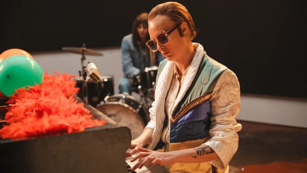 Elton John revive su clásico navideño con un video musical protagonizado por la supermodelo Cara Delevingne