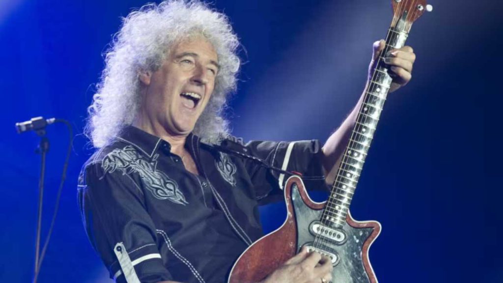 Brian May sigue avanzando en su recuperación tras el derrame cerebral y ya disfruta de la música en casa.