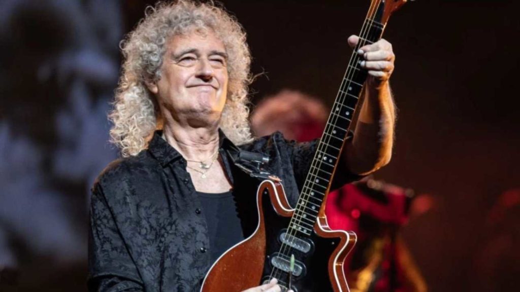 Brian May sigue avanzando en su recuperación tras el derrame cerebral y ya disfruta de la música en casa.
