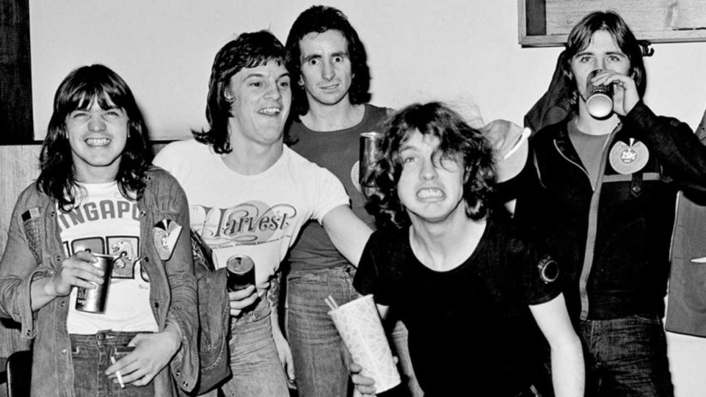 El ex vocalista de AC/DC revela cómo se eligió el icónico nombre de la banda