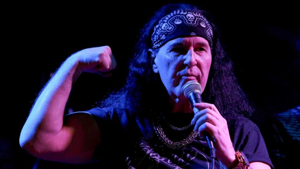 El ex vocalista de AC/DC revela cómo se eligió el icónico nombre de la banda