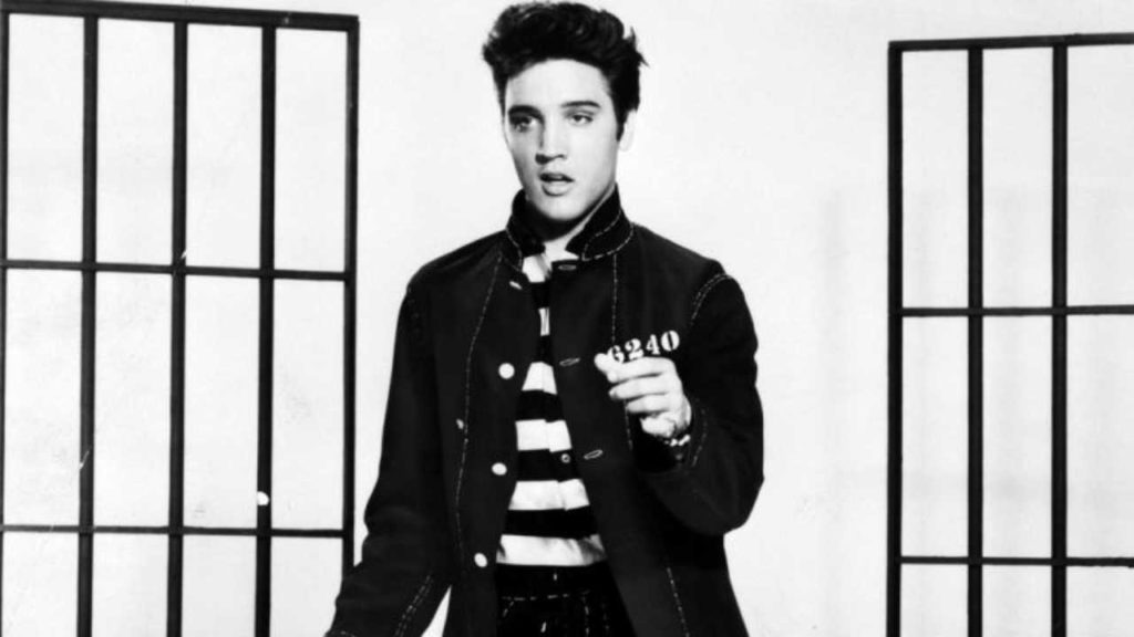 Celebramos el legado de Elvis Presley, el icono que revolucionó la música y la cultura popular.