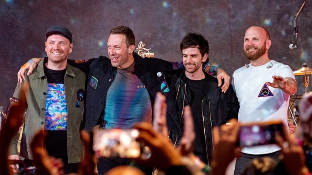 El líder de Coldplay agradece al público indio por “perdonar” el colonialismo británico