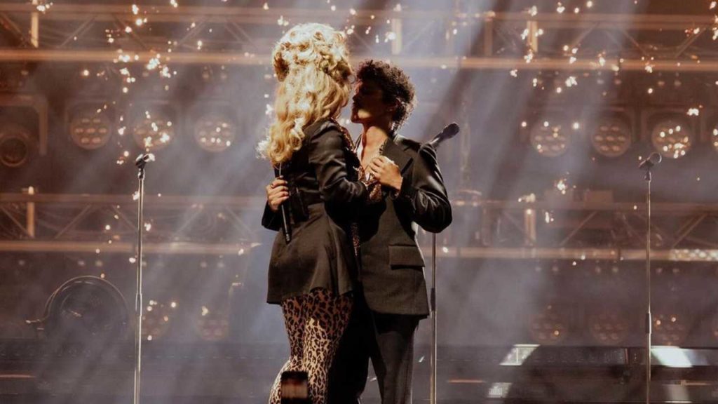La poderosa colaboración entre Lady Gaga y Bruno Mars alcanza el número uno, consolidando su dominio en la industria musical