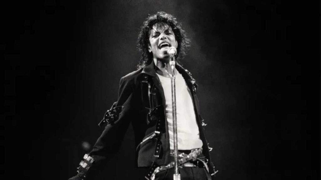 Un acuerdo legal obliga a eliminar las escenas que involucran las acusaciones de abuso sexual contra el cantante, retrasando el estreno de la película de Michael Jackson