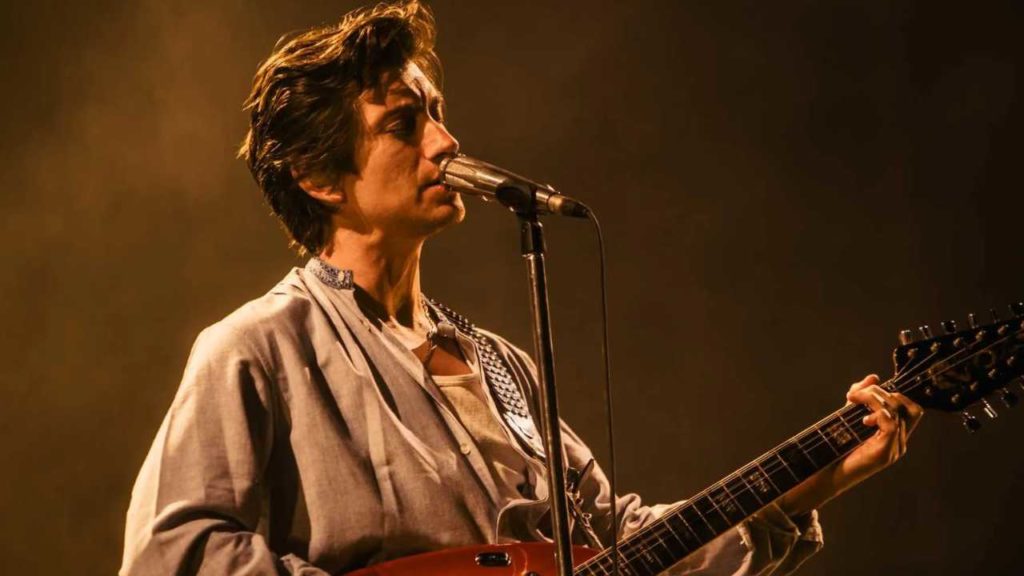 Alex Turner celebra su cumpleaños consolidado como uno de los músicos más influyentes de su generación