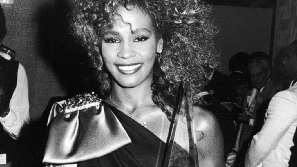 Whitney Houston continúa resonando en nuestros corazones y su influencia se siente en nuevas generaciones de artistas.