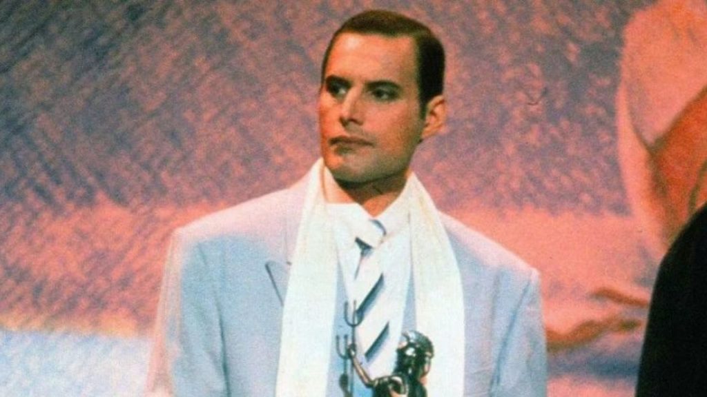 Repasamos la emotiva y silenciosa despedida de Freddie Mercury en los Brit Awards de 1990, un momento que marcó un antes y un después en la historia de la música.