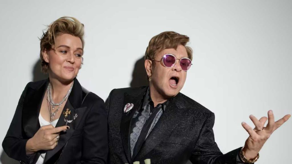 Elton John reinventa su sonido con Who Believes in Angels