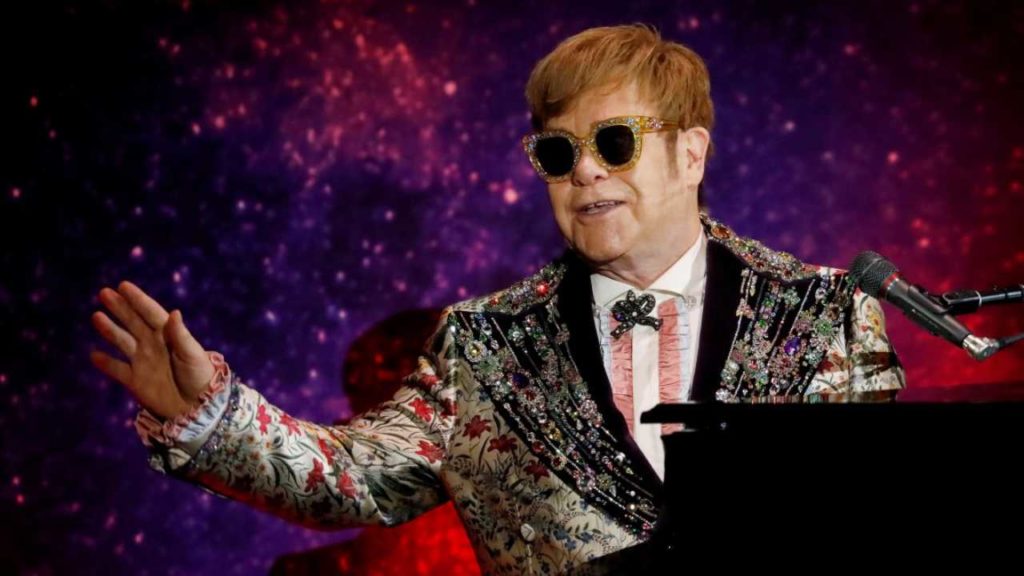 Elton John revela un momento profundamente emotivo durante la grabación de su nuevo álbum con Brandi Carlile