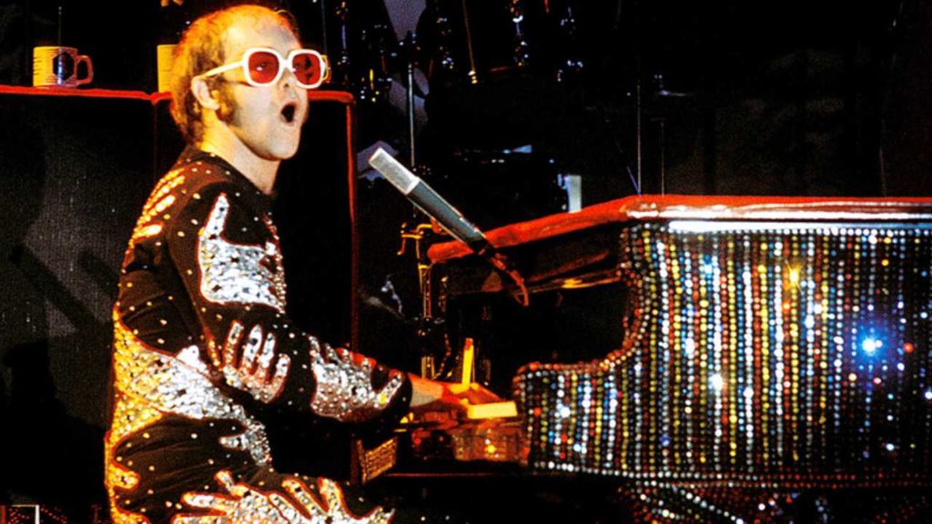 Elton John revela un momento profundamente emotivo durante la grabación de su nuevo álbum con Brandi Carlile