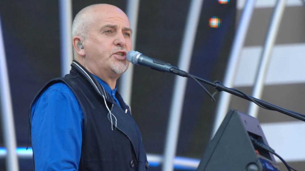 Peter Gabriel elogia "The Boy in the Bubble" de Paul Simon, destacando su capacidad para mezclar melodías contagiosas con letras profundas