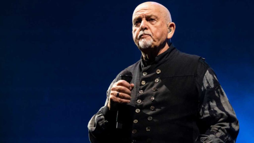 Peter Gabriel elogia "The Boy in the Bubble" de Paul Simon, destacando su capacidad para mezclar melodías contagiosas con letras profundas