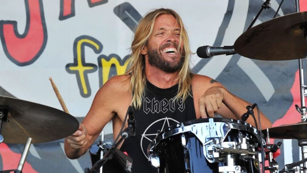 Hoy se cumple un año del fallecimiento de Taylor Hawkins, un talentoso músico que dejó una huella imborrable en la industria musical.
