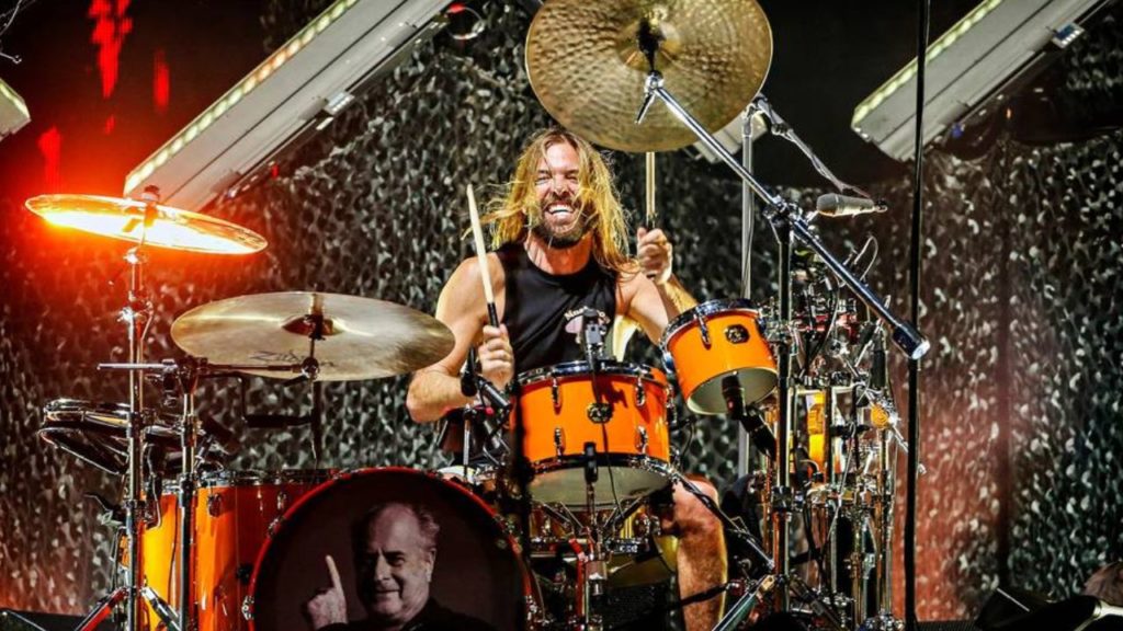Hoy se cumple un año del fallecimiento de Taylor Hawkins, un talentoso músico que dejó una huella imborrable en la industria musical.