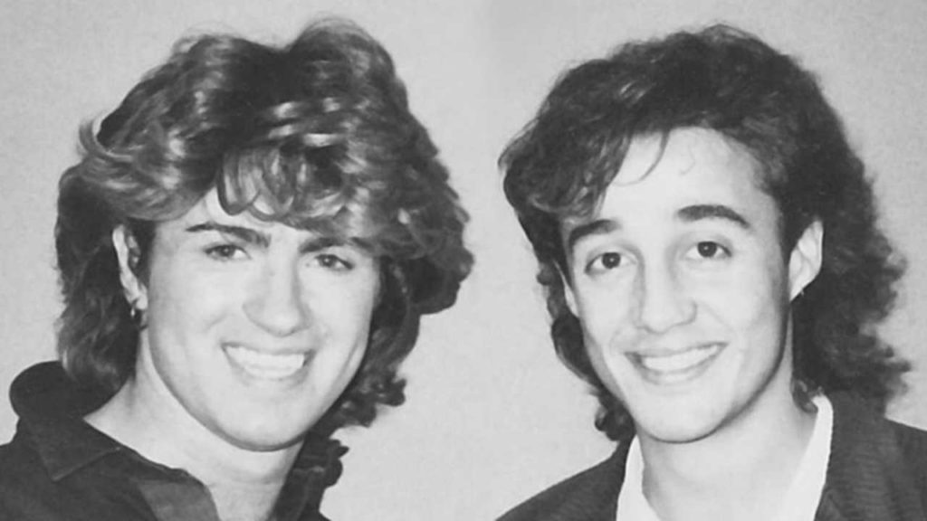 Hace 39 años, George Michael conmocionó al mundo al anunciar el fin de Wham!, revelando su deseo de explorar nuevos horizontes musicales.