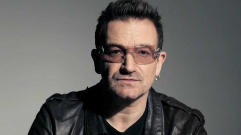 Bono recibe el título honorífico del Imperio Británico por su labor humanitaria, pero con una condición muy suya