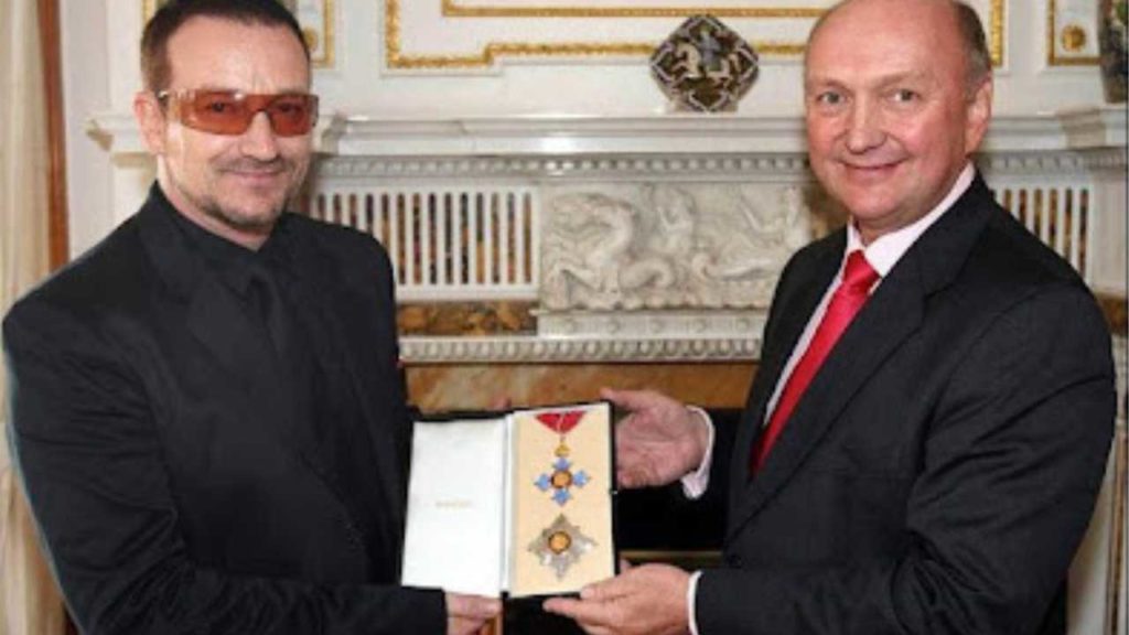 Bono recibe el título honorífico del Imperio Británico por su labor humanitaria, pero con una condición muy suya